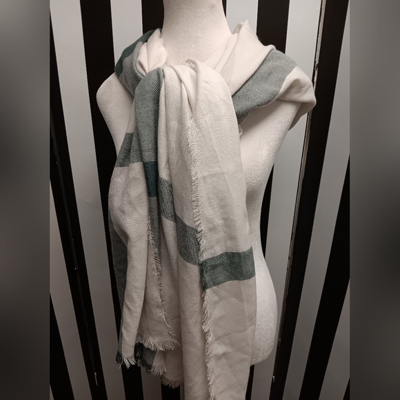 Long rectangular knit scarf - Picture 6 of 6